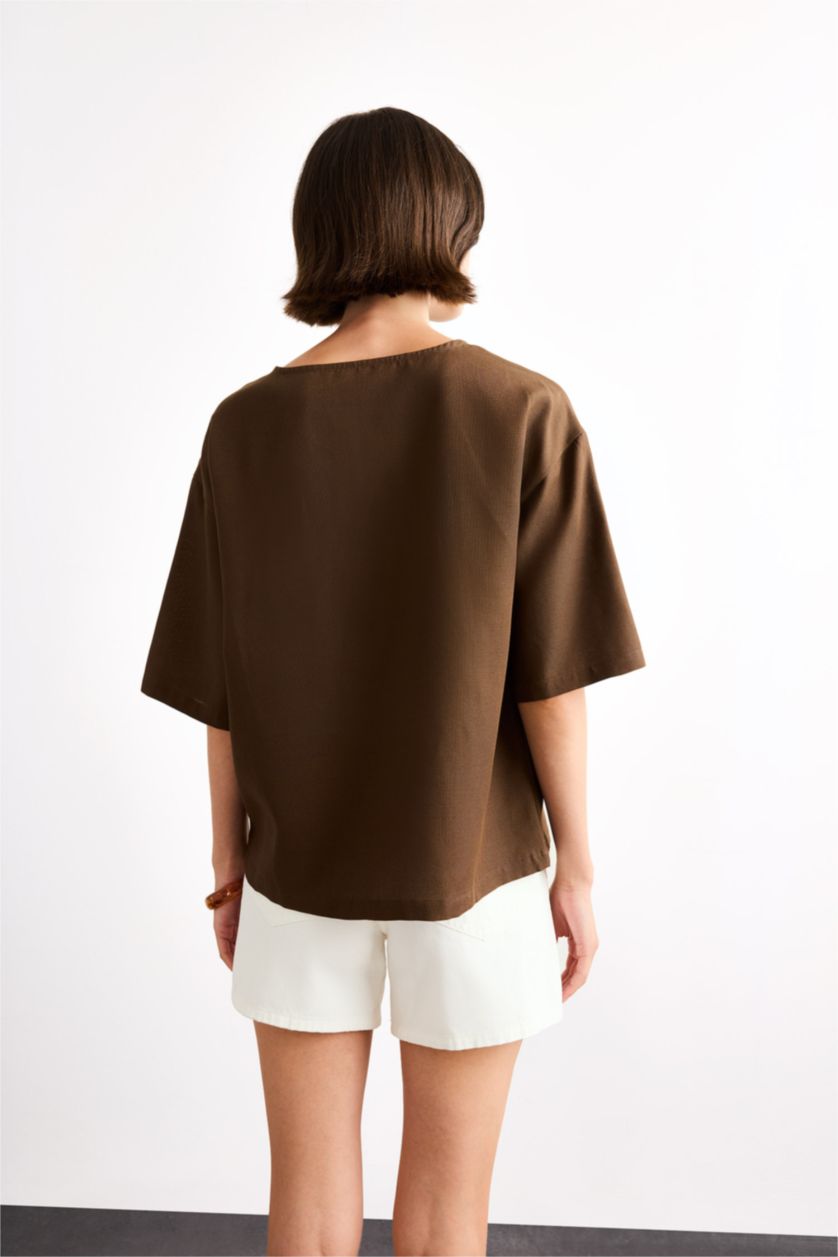 Kadın Kahve Relax Fit Bisiklet Yaka Dokuma Kısa Kollu Bluz