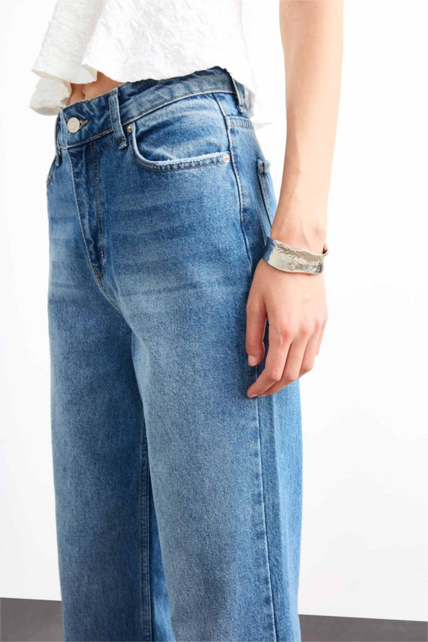 نساء كحلي بنطرون جينز قصة مستقيمة ورجل عادي