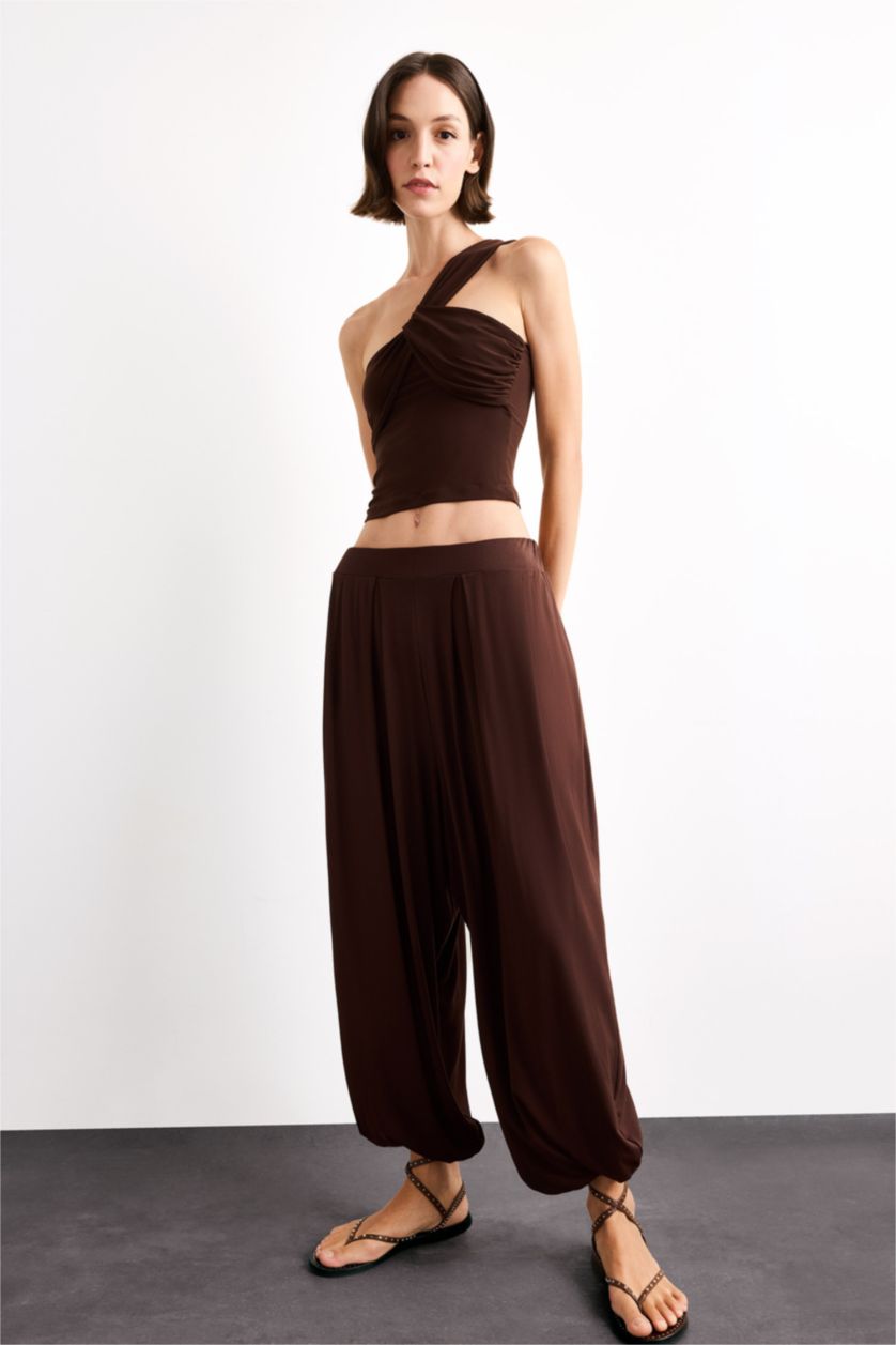 نساء بني بلوزة بكتف واحد