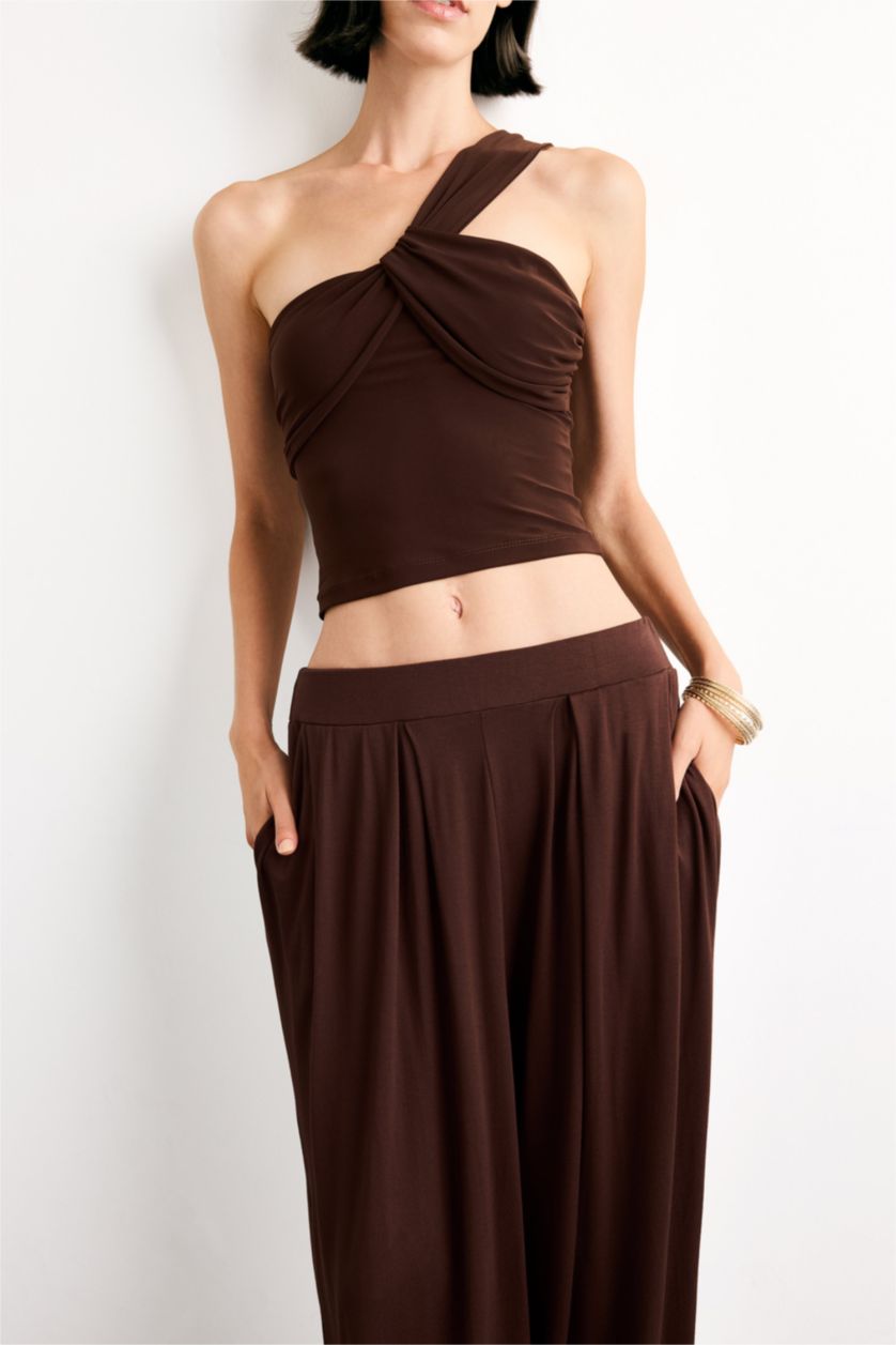 نساء بني بلوزة بكتف واحد