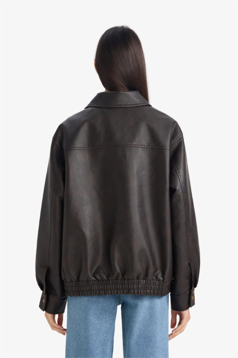 حريمي بني جاكيت جلد صناعي داد فيت بياقة بولو