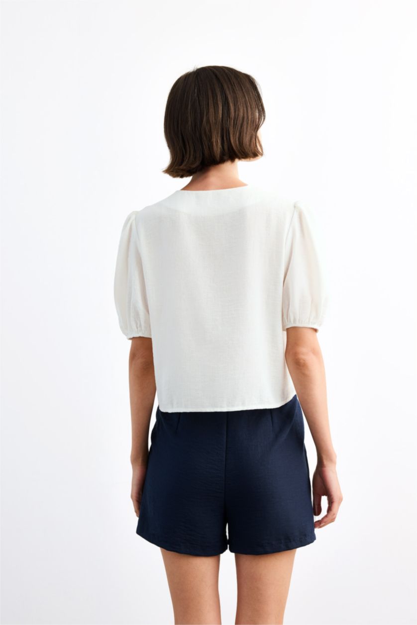 Kadın Beyaz V Yaka Önden Bağlamalı Kısa Kollu Bluz