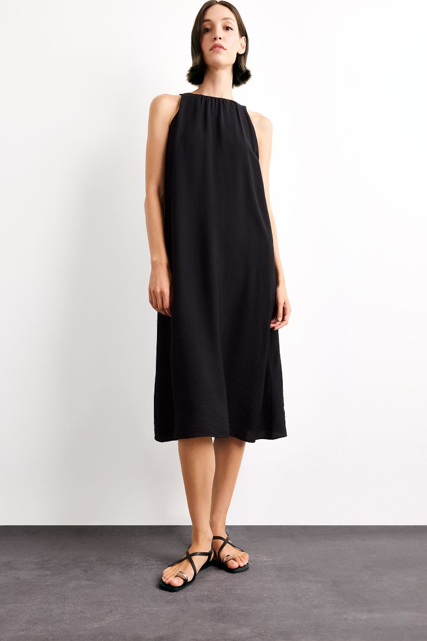 Woman Black Crinkle Fabric Sleeveless Midi Dress