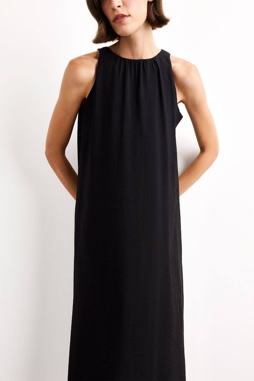 Woman Black Crinkle Fabric Sleeveless Midi Dress