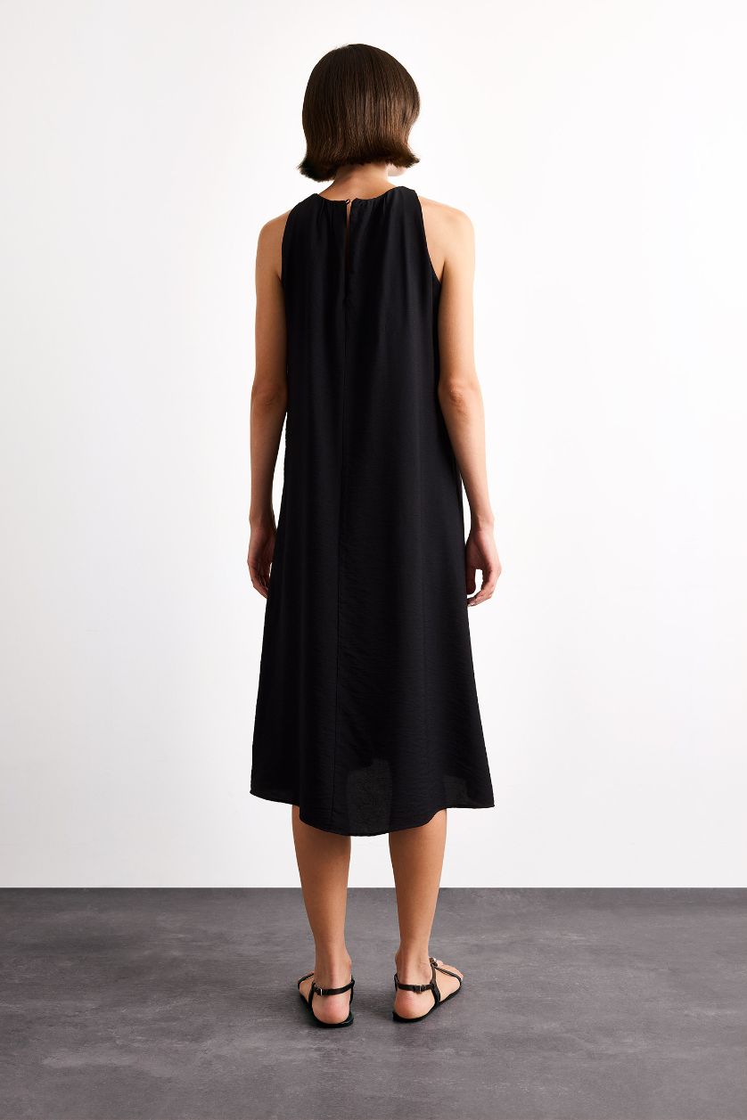 Woman Black Crinkle Fabric Sleeveless Midi Dress