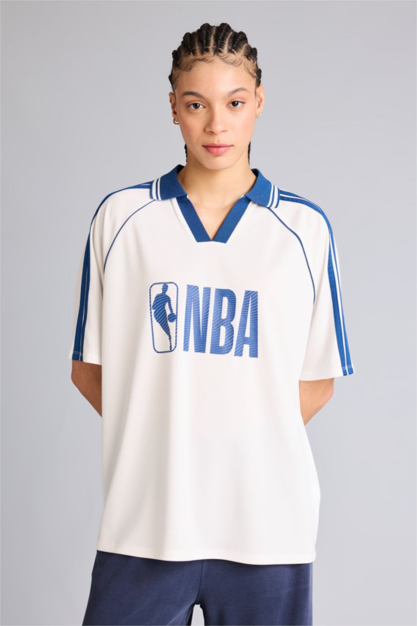 Kadın Ekru NBA Wordmark Oversıze Polo Yaka Tişört