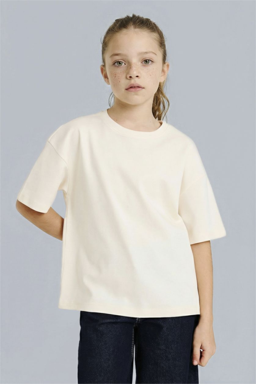 بنات بيج فاتح تيشيرت بنات نص كم اوفر سايز برقبة مستديرة