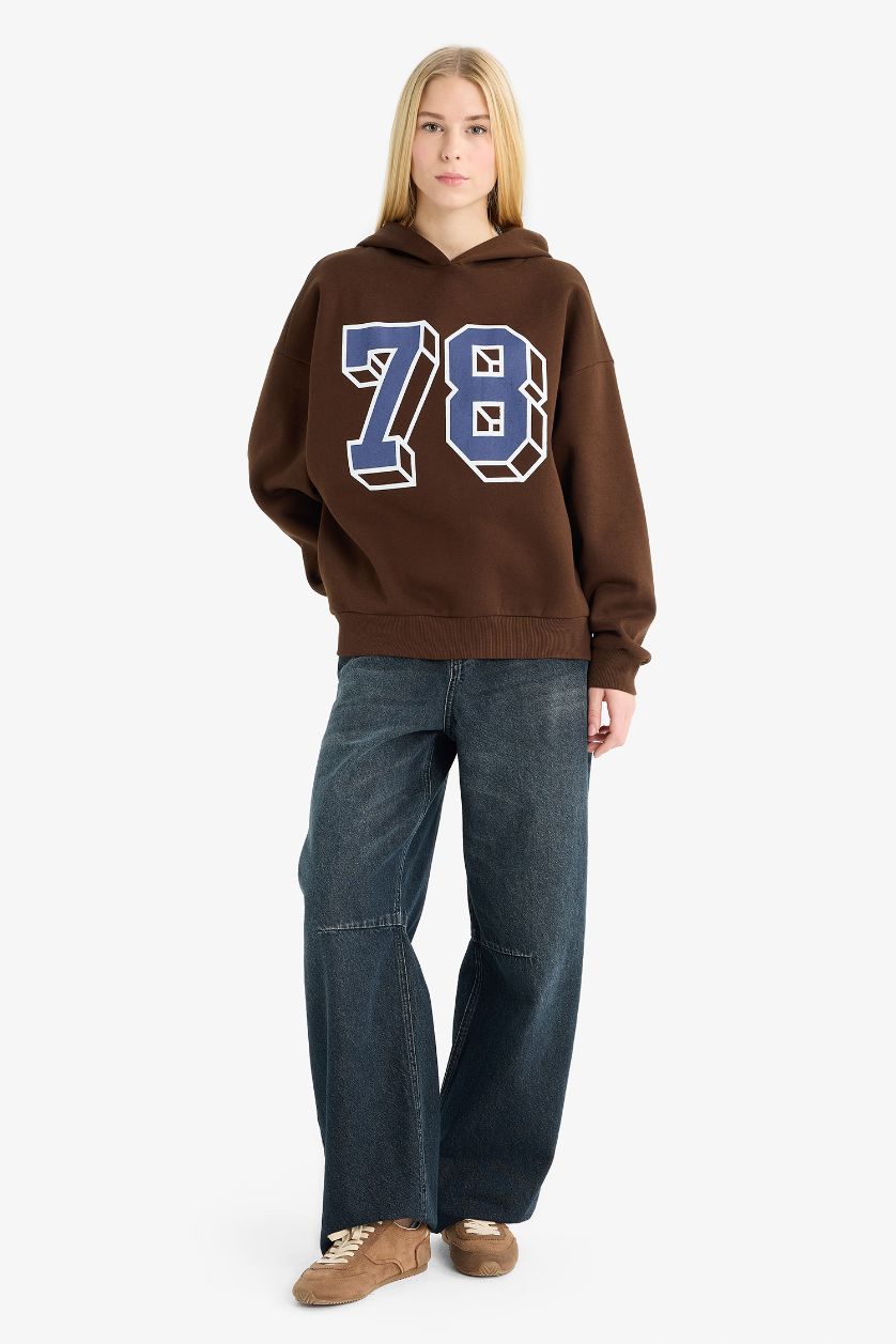 حريمي بني سويت شيرت اوفر سايز مطبوع بكابيشون