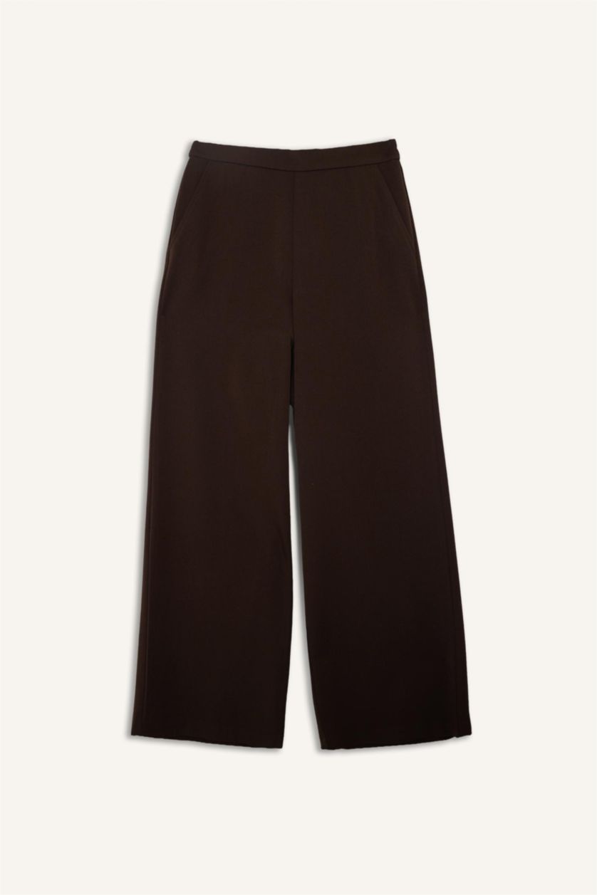 نساء بني سروال برجل عادي