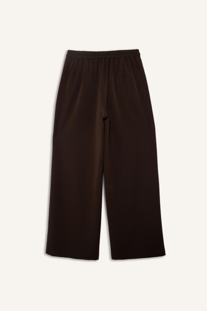 نساء بني سروال برجل عادي