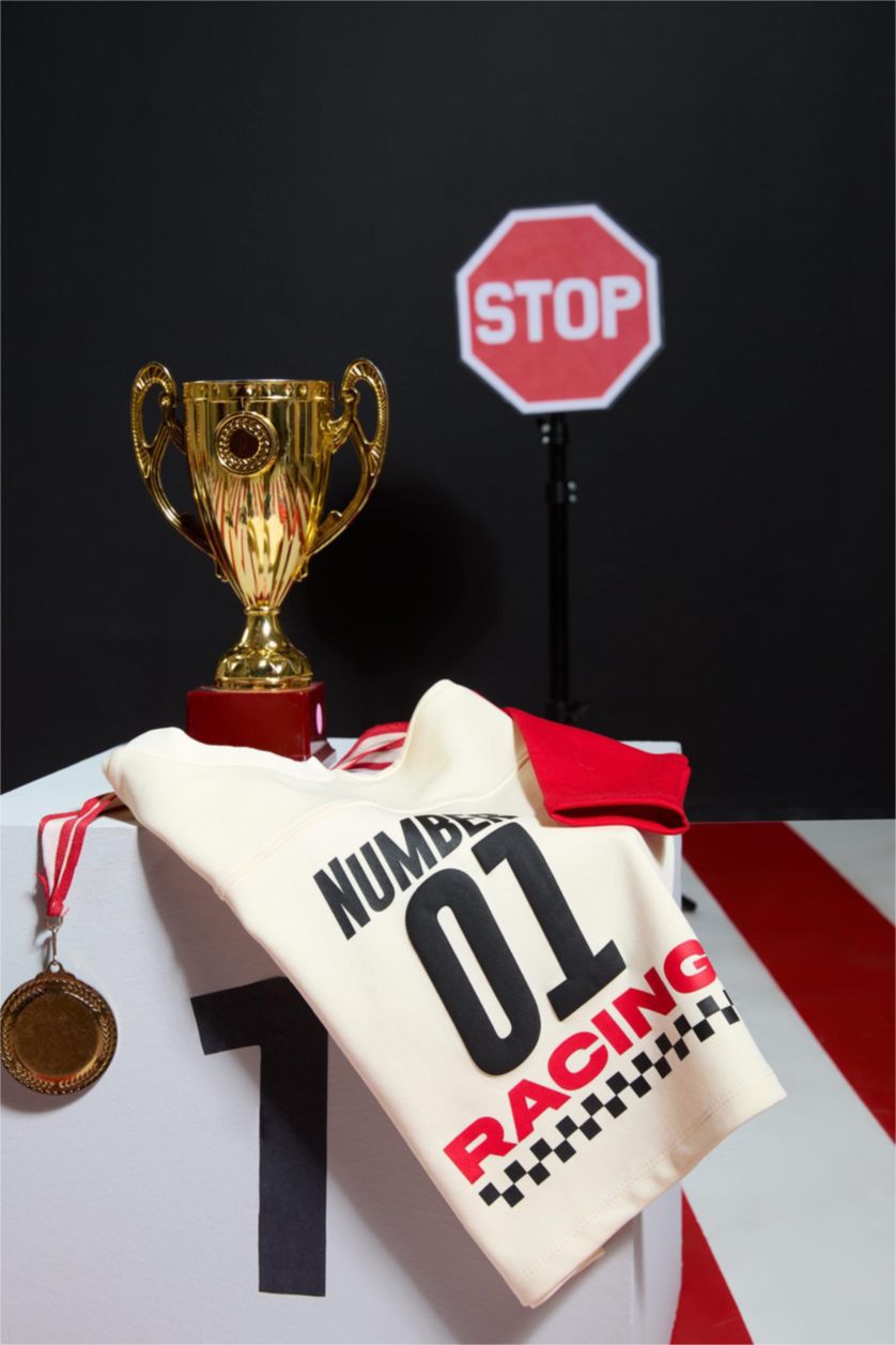 طفل صغير بيج فاتح تيشيرت بريميوم ولادي ردن طويل بطبعة شعار وقصة عادية