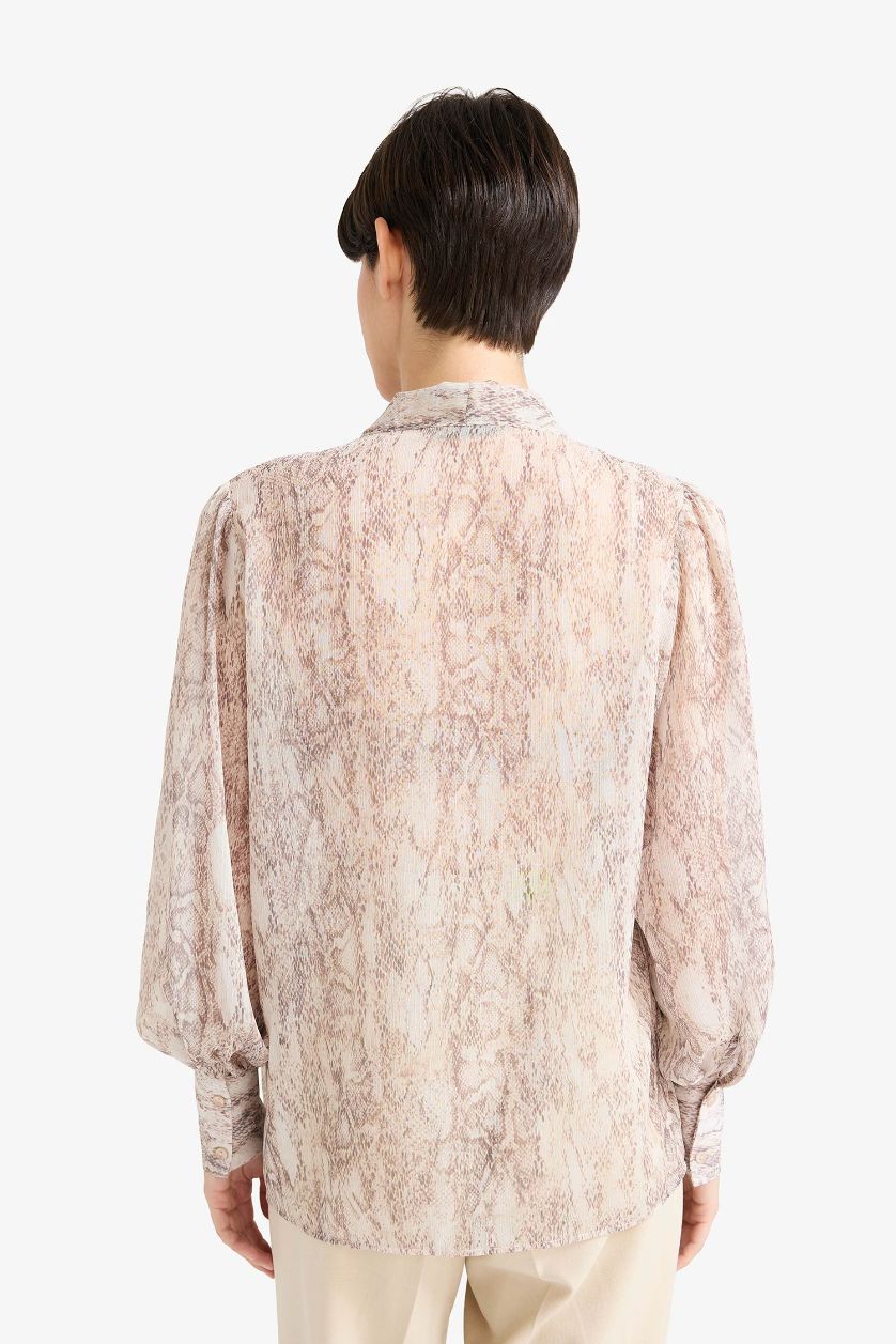 Kadın Ekru Regular Fıt Fiyonk Yaka Yılan Desenli Şifon Uzun Kollu Bluz