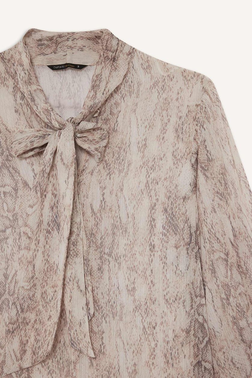 Kadın Ekru Regular Fıt Fiyonk Yaka Yılan Desenli Şifon Uzun Kollu Bluz