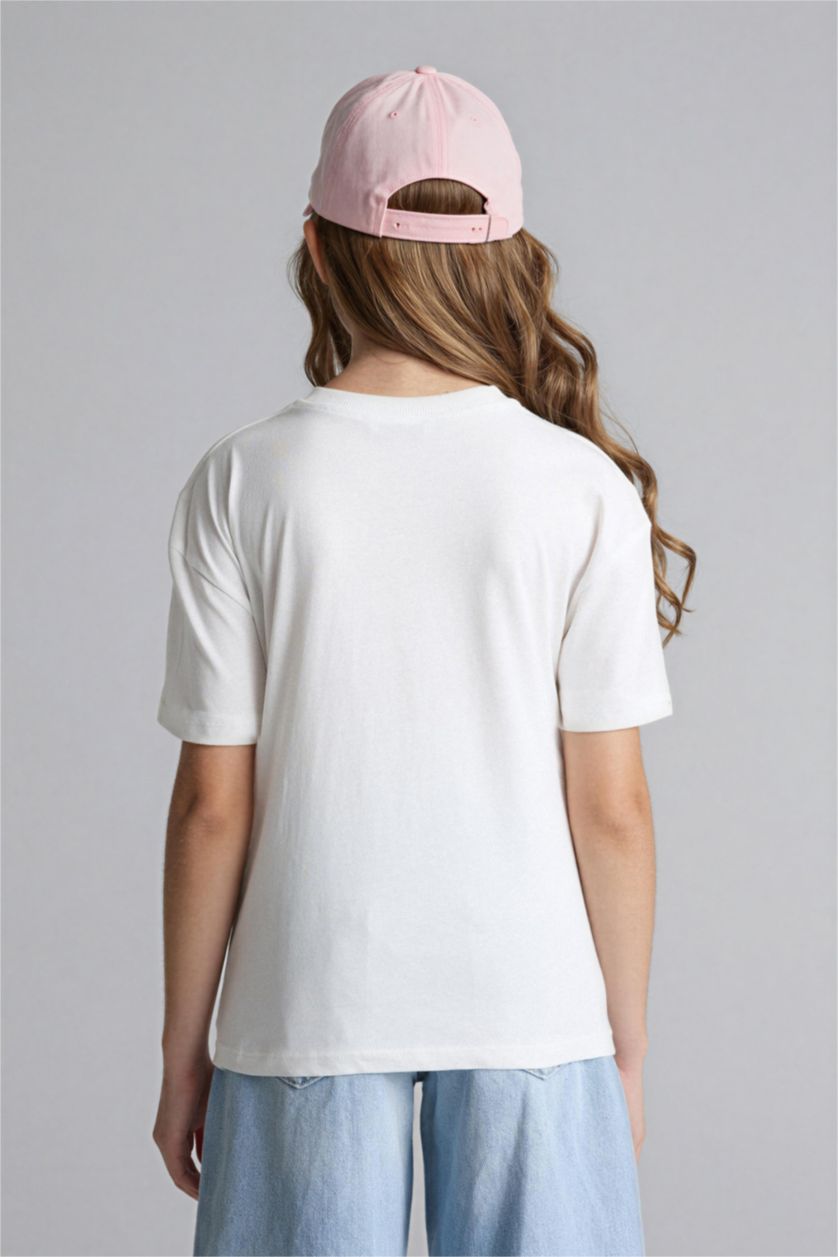 بنات بيج فاتح تيشيرت بناتي نص ردن بطبعة شعار قصة مريحة