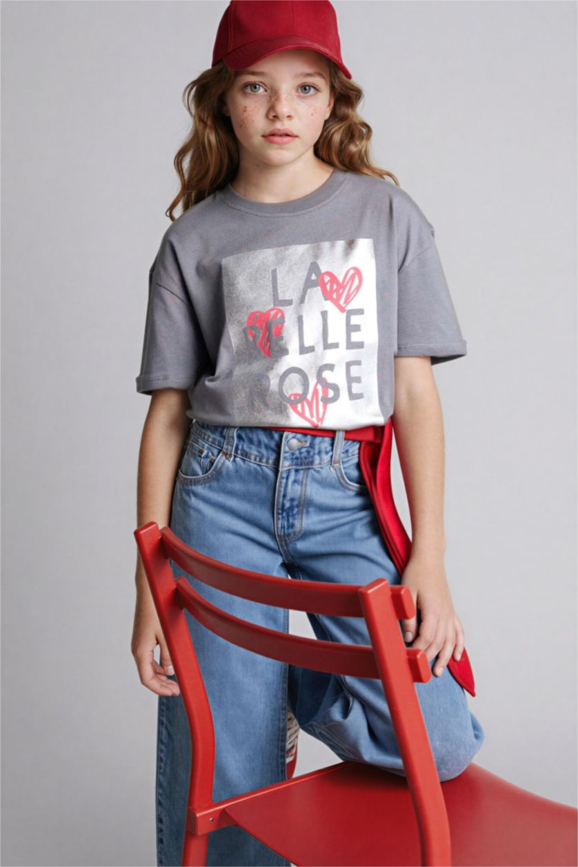 بنات رمادي تيشيرت نص كم بطبعة شعار قصة مريحة بياقة مستديرة