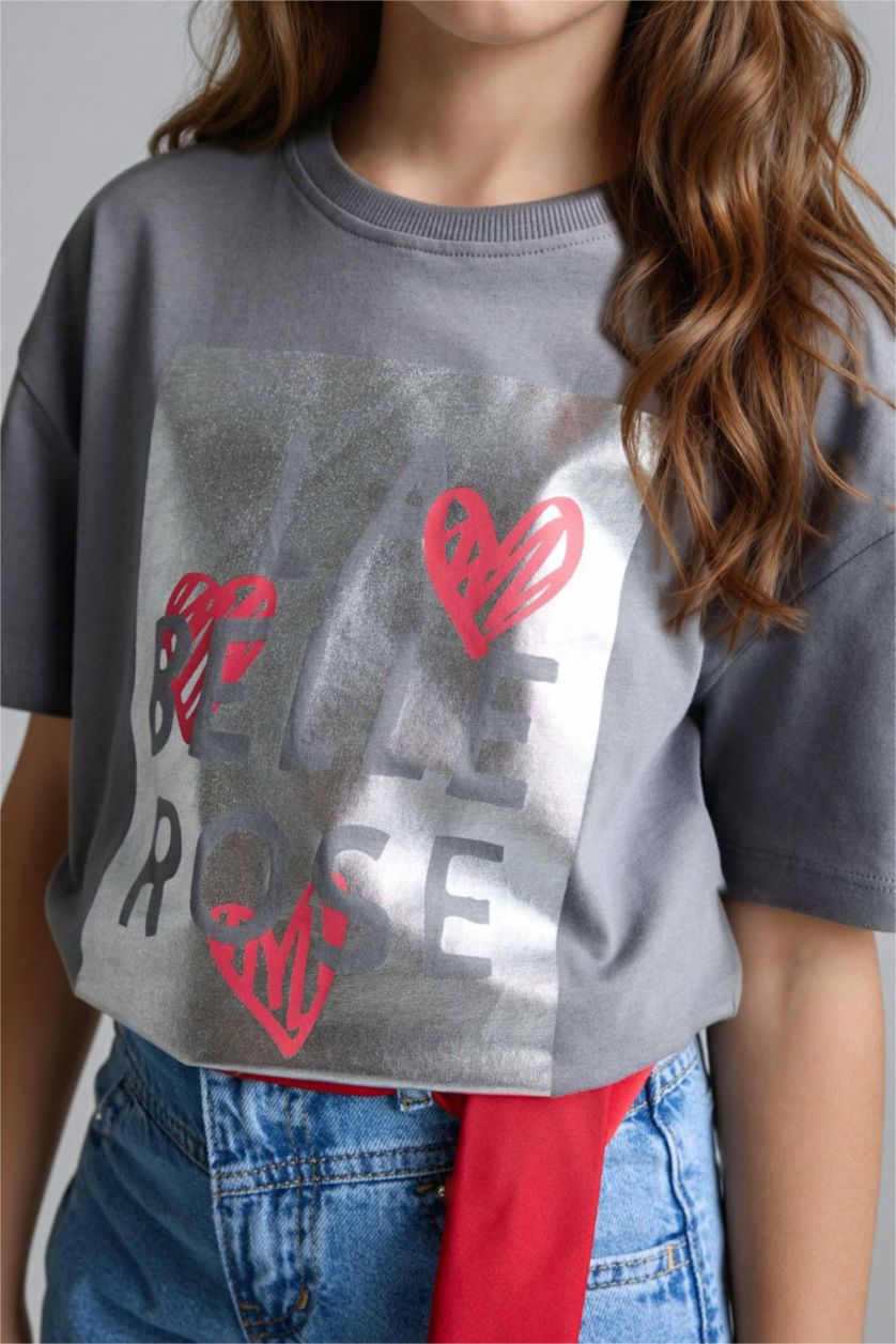 بنات رمادي تيشيرت نص كم بطبعة شعار قصة مريحة بياقة مستديرة