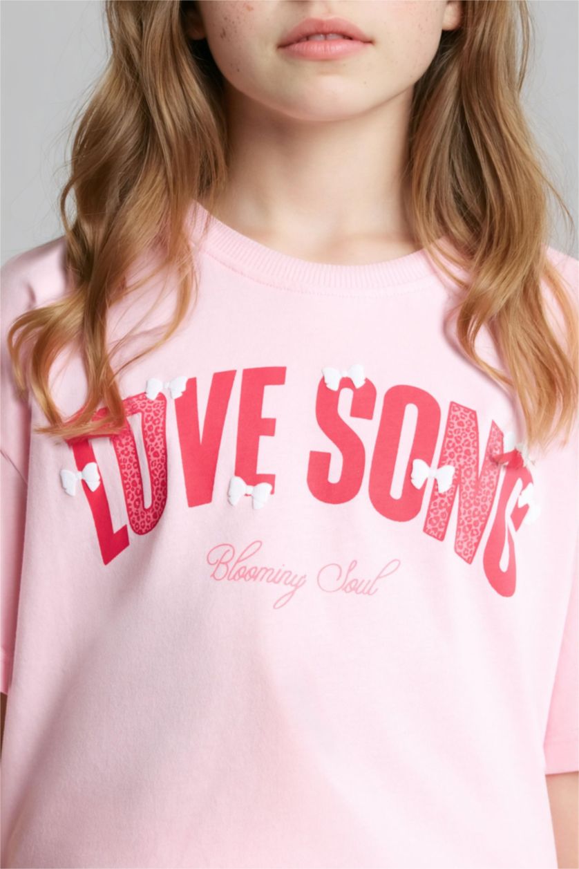 بنات زهري فاتح تيشيرت بناتي نص ردن بطبعة شعار اوفر سايز