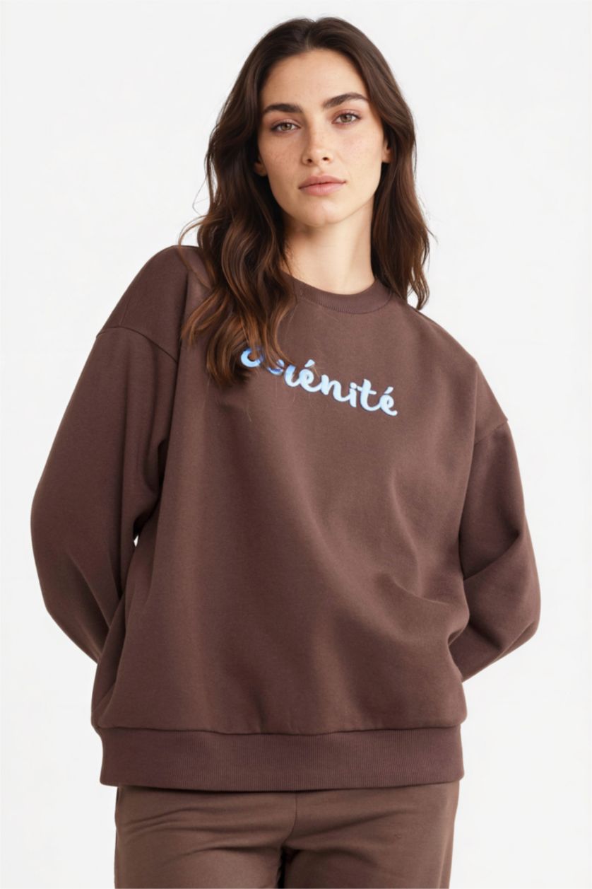 نساء بني سويت شيرت بطبعة شعار اوفر سايز بياقة مستديرة