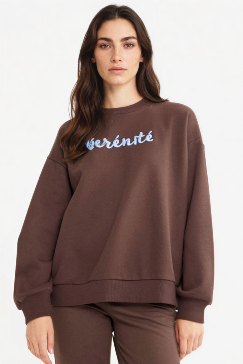 نساء بني سويت شيرت بطبعة شعار اوفر سايز بياقة مستديرة