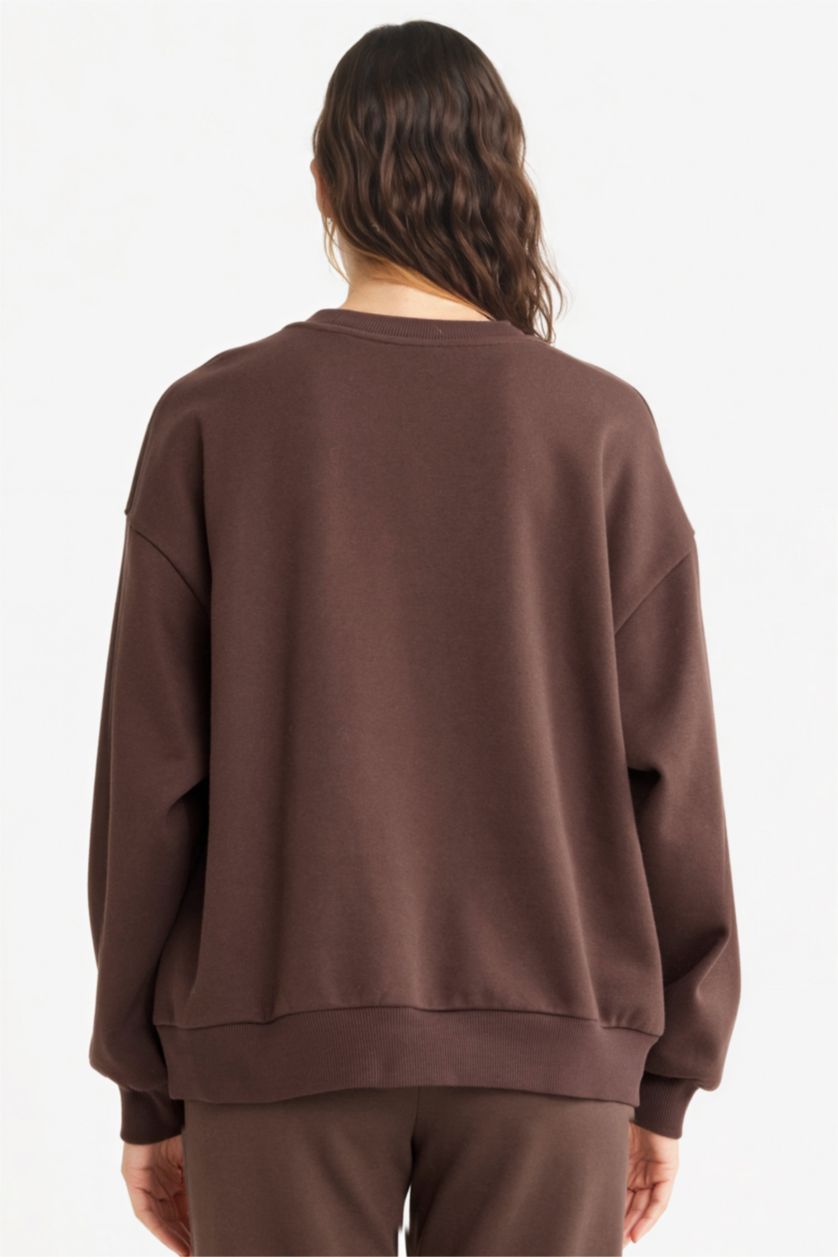 نساء بني سويت شيرت بطبعة شعار اوفر سايز بياقة مستديرة