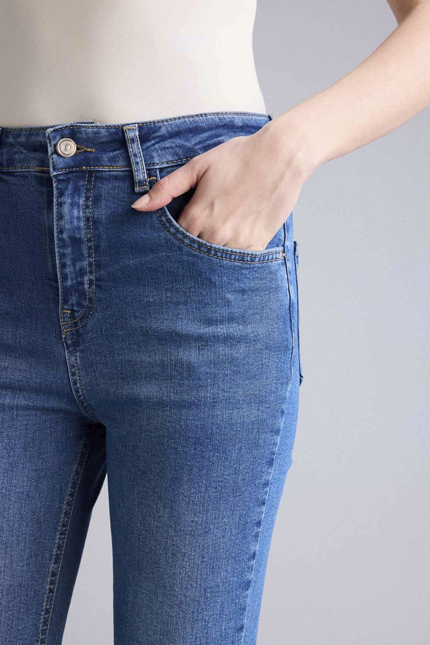 FEMME Bleu Jean évasé court à taille basse effet délavé