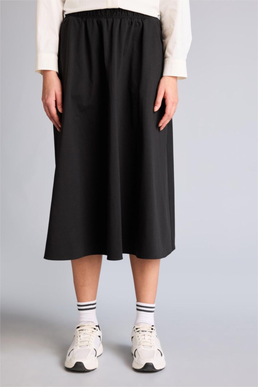 Woman Black Standard Fit Woven Skirt