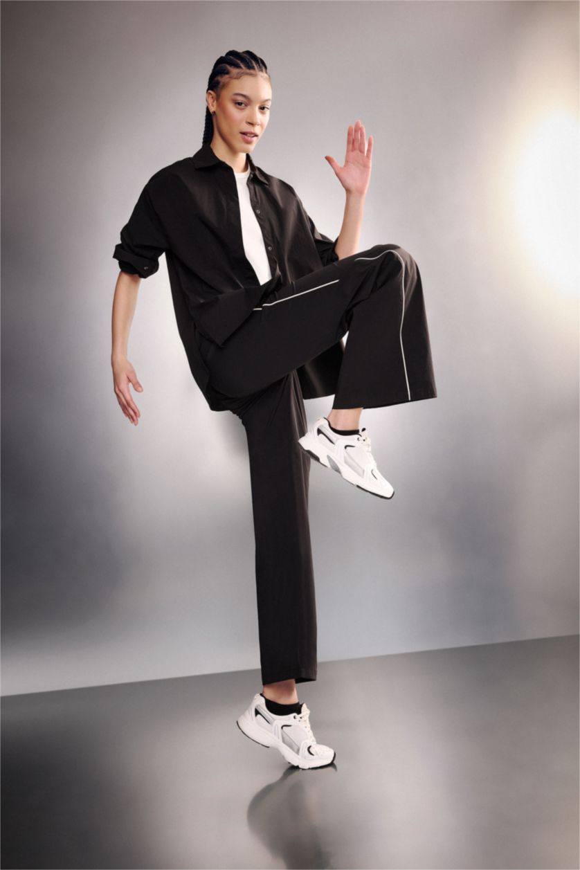 Woman Black Standard Fit Wide Leg Woven Trousers