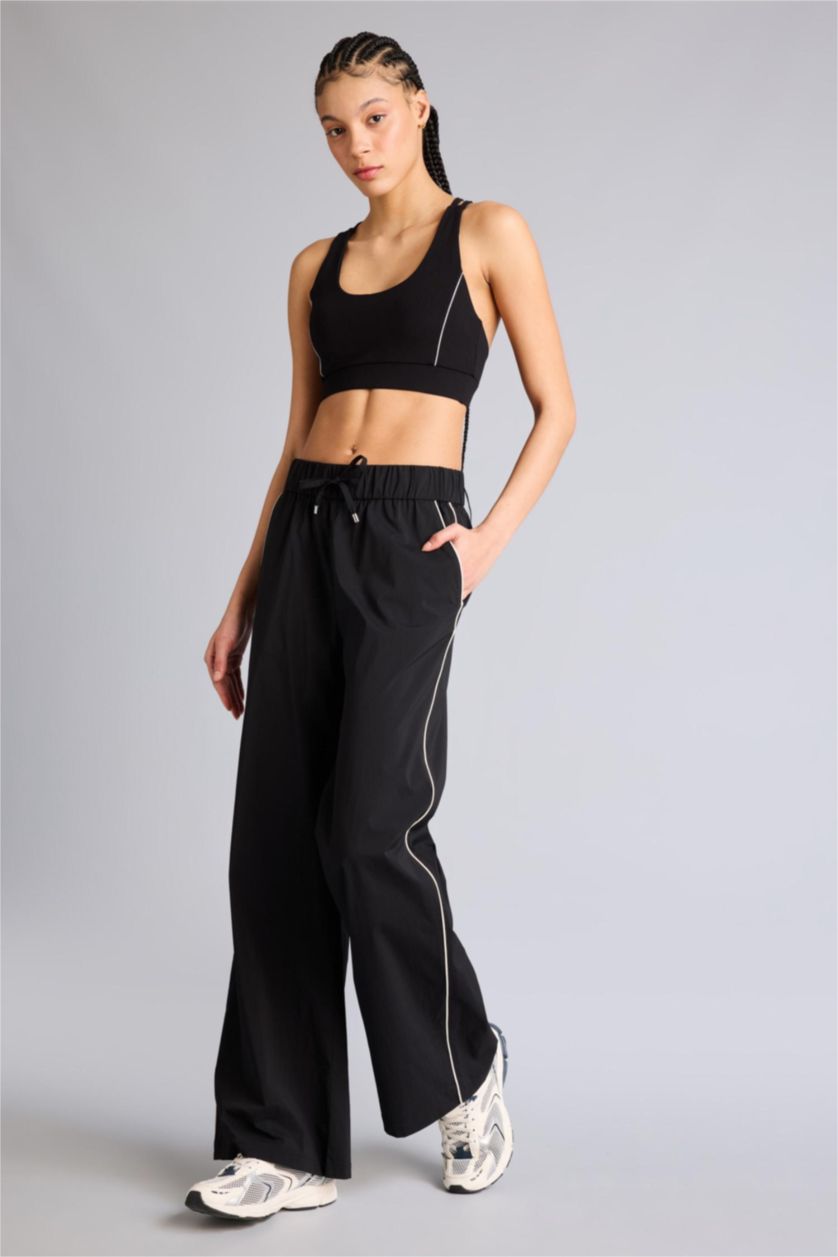 Woman Black Standard Fit Wide Leg Woven Trousers