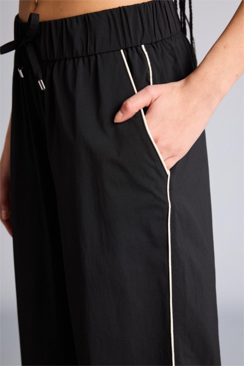 Woman Black Standard Fit Wide Leg Woven Trousers