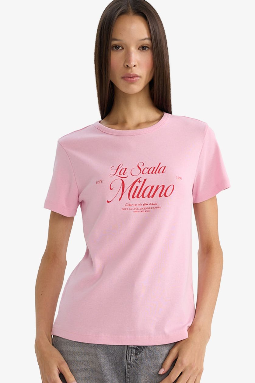 نساء زهري فاتح تيشيرت نص ردن قصة عادية وياخة مستديرة