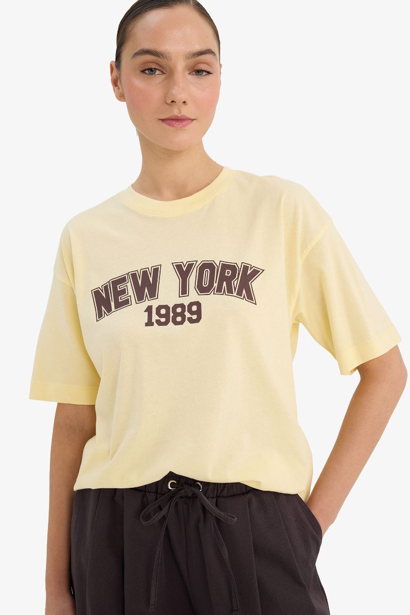 Woman Light Yellow Oversize Fit Printed Crew Neck Short Sleeve T-shirt
