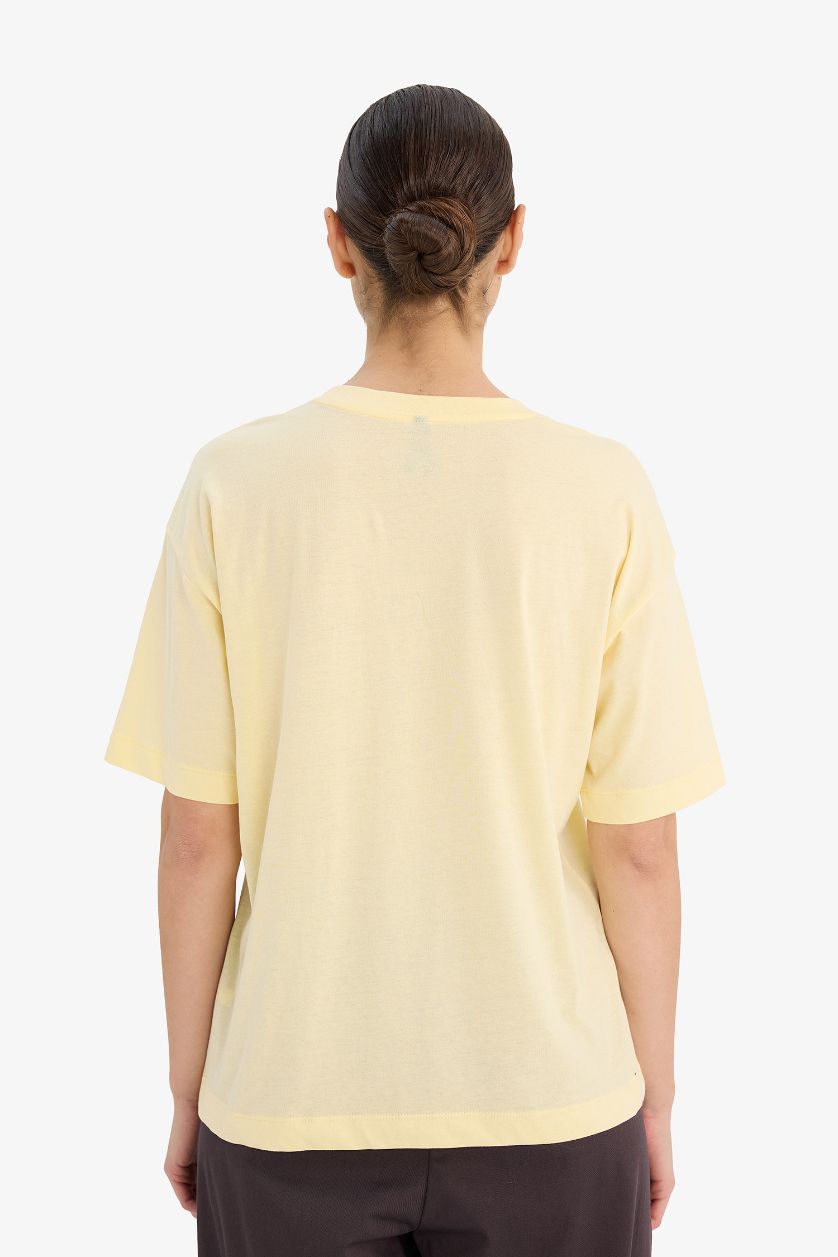 Woman Light Yellow Oversize Fit Printed Crew Neck Short Sleeve T-shirt