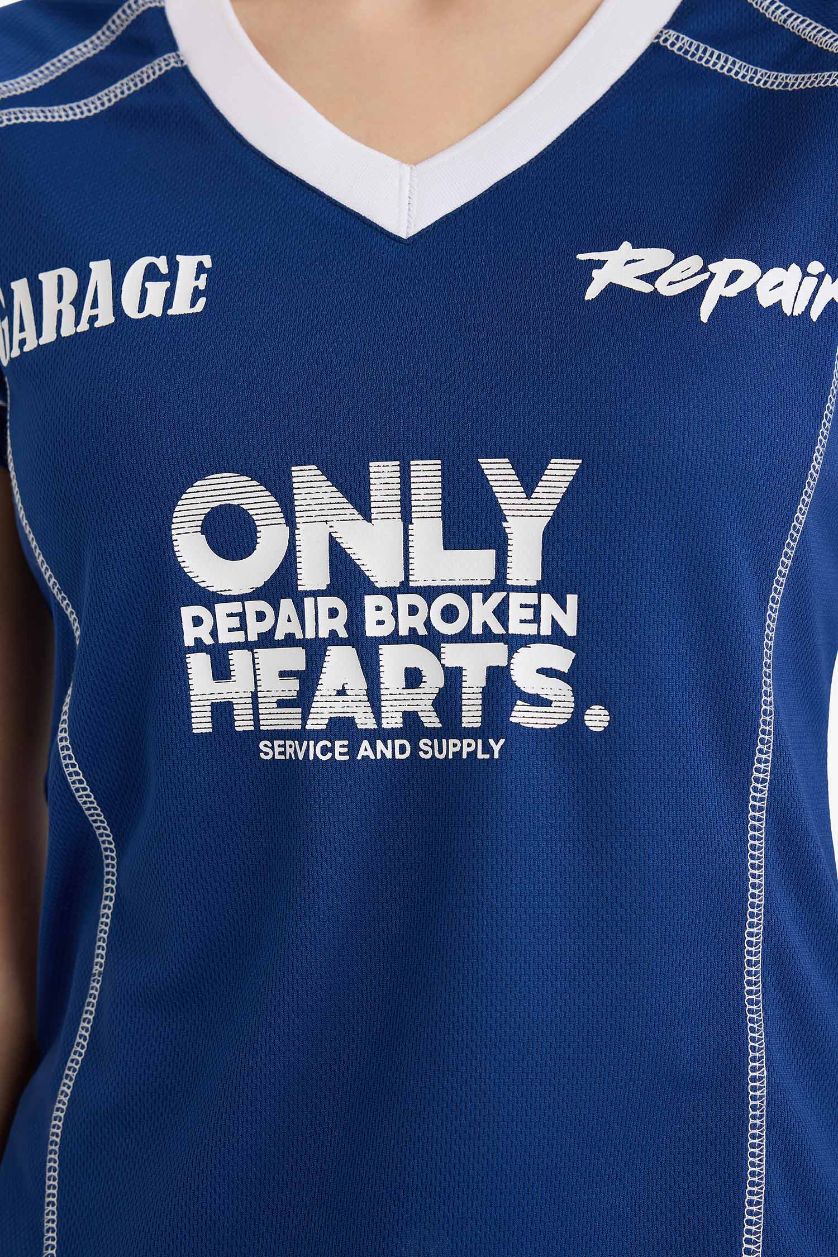 Әйелдерге Көк Fitted суретті қысқа жеңді футболка