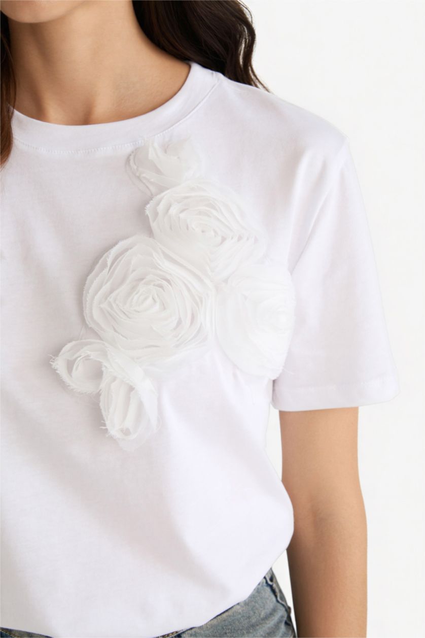Kadın Beyaz %100 Pamuk Relax Fıt Bisiklet Yaka İşlemeli Penye Tişört