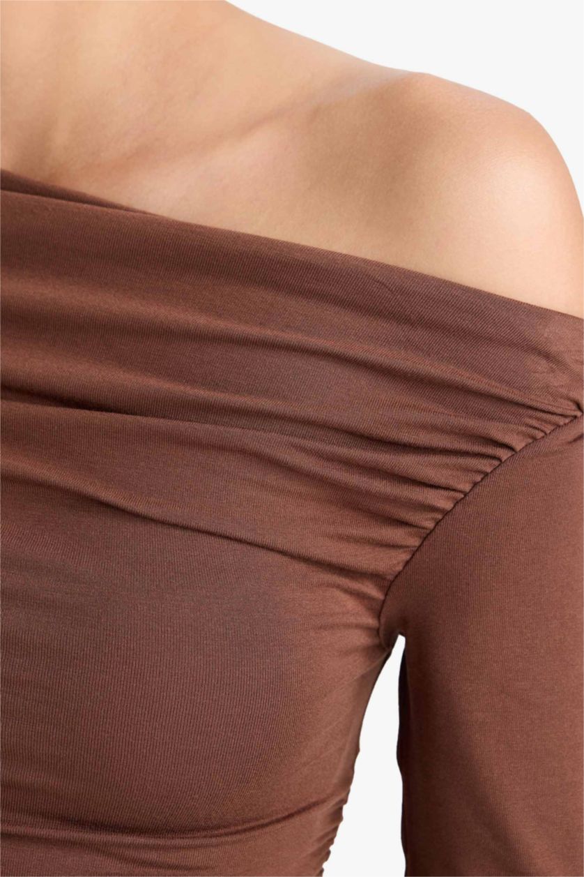 Kadın Kahve Slim Fit Dar Kesim Omzu Açık Uzun Kollu Bluz
