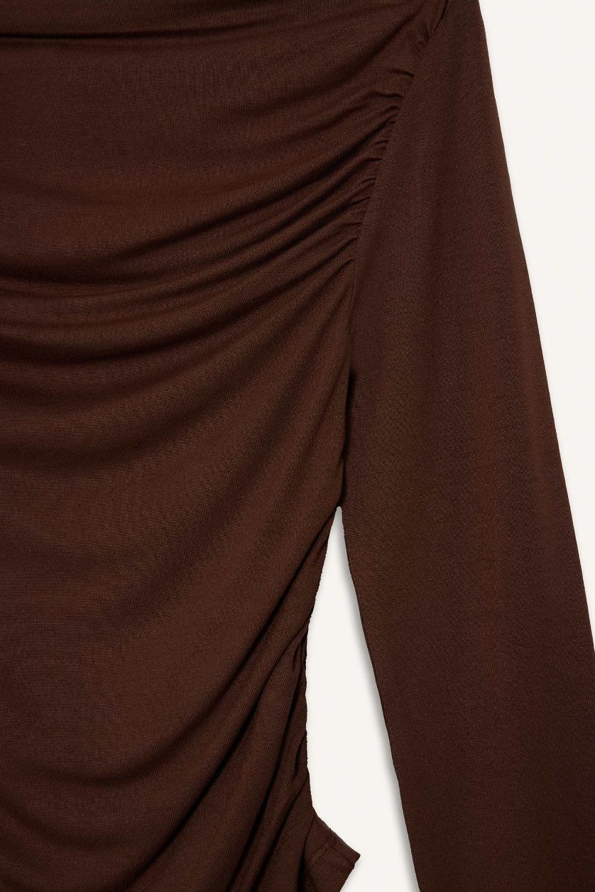 Kadın Kahve Slim Fit Dar Kesim Omzu Açık Uzun Kollu Bluz
