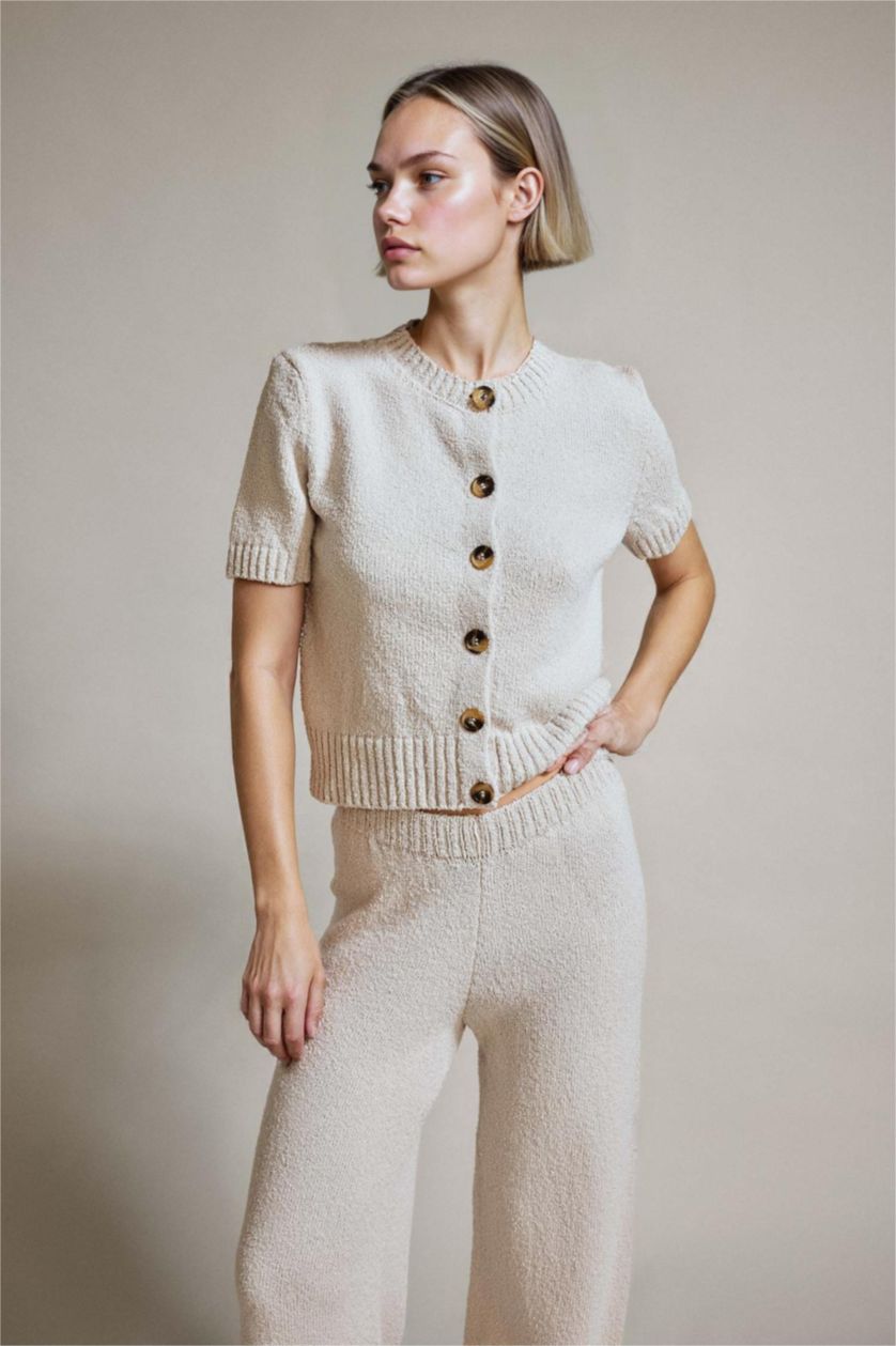 Kadın Açık Bej Regular Fit Düğmeli Kısa Kollu Hırka