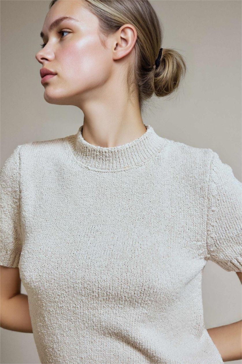 Kadın Açık Bej Yarım Balıkçı Yaka Kısa Kollu Triko Kazak