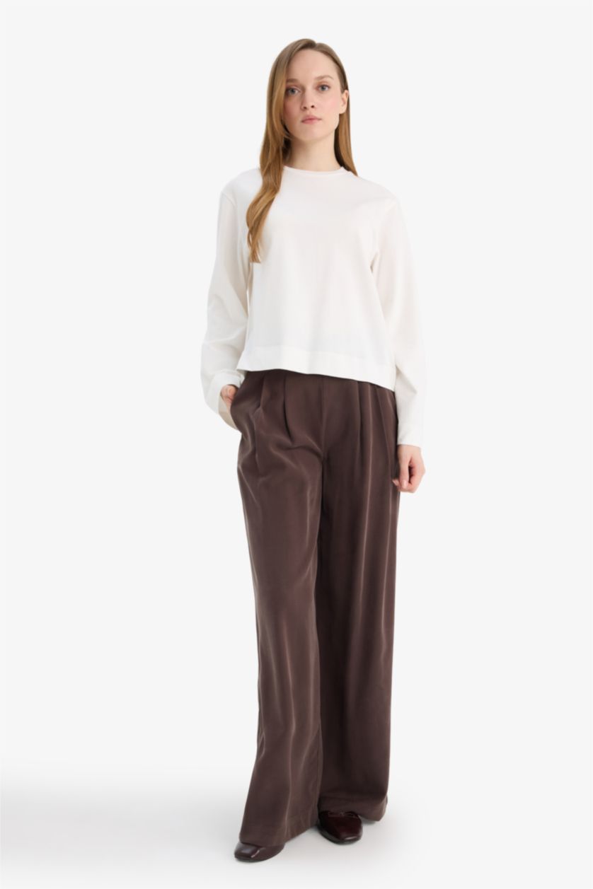 نساء بني سروال واسع قصة عادية