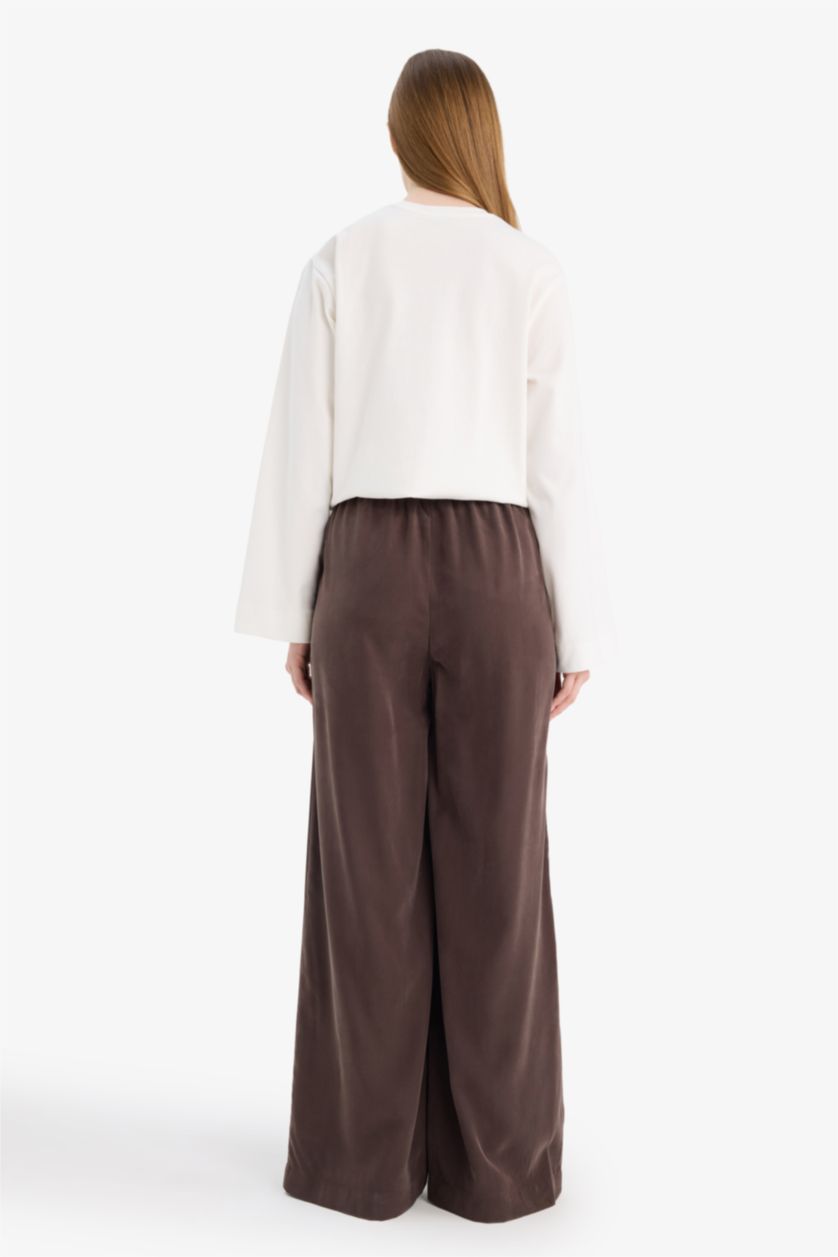 نساء بني سروال واسع قصة عادية