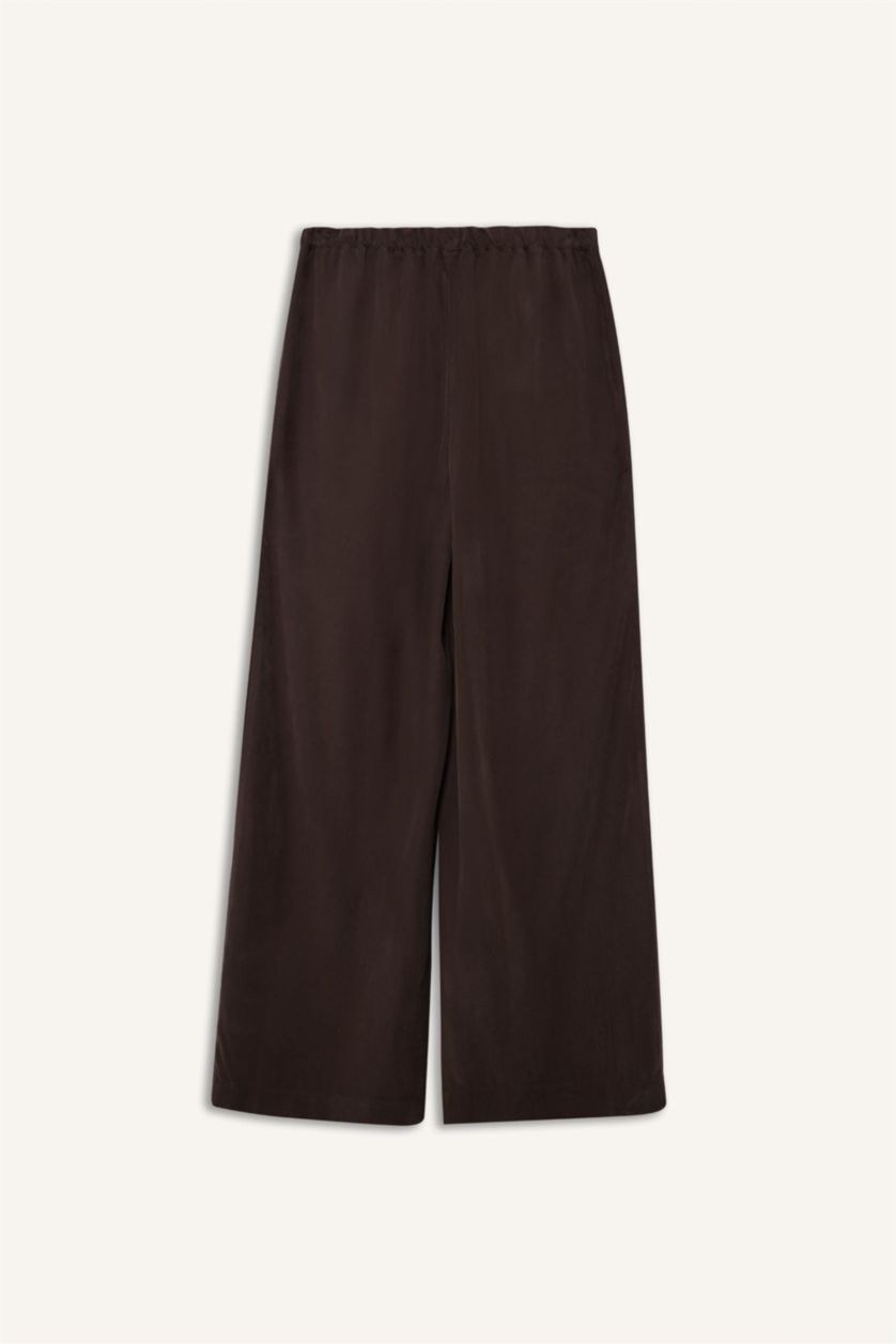 نساء بني سروال واسع قصة عادية