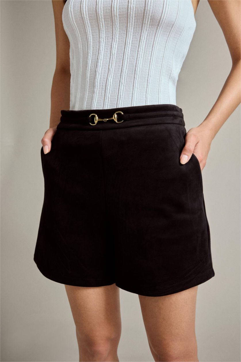 Kadın Siyah Aksesuar Detaylı Süet Şort
