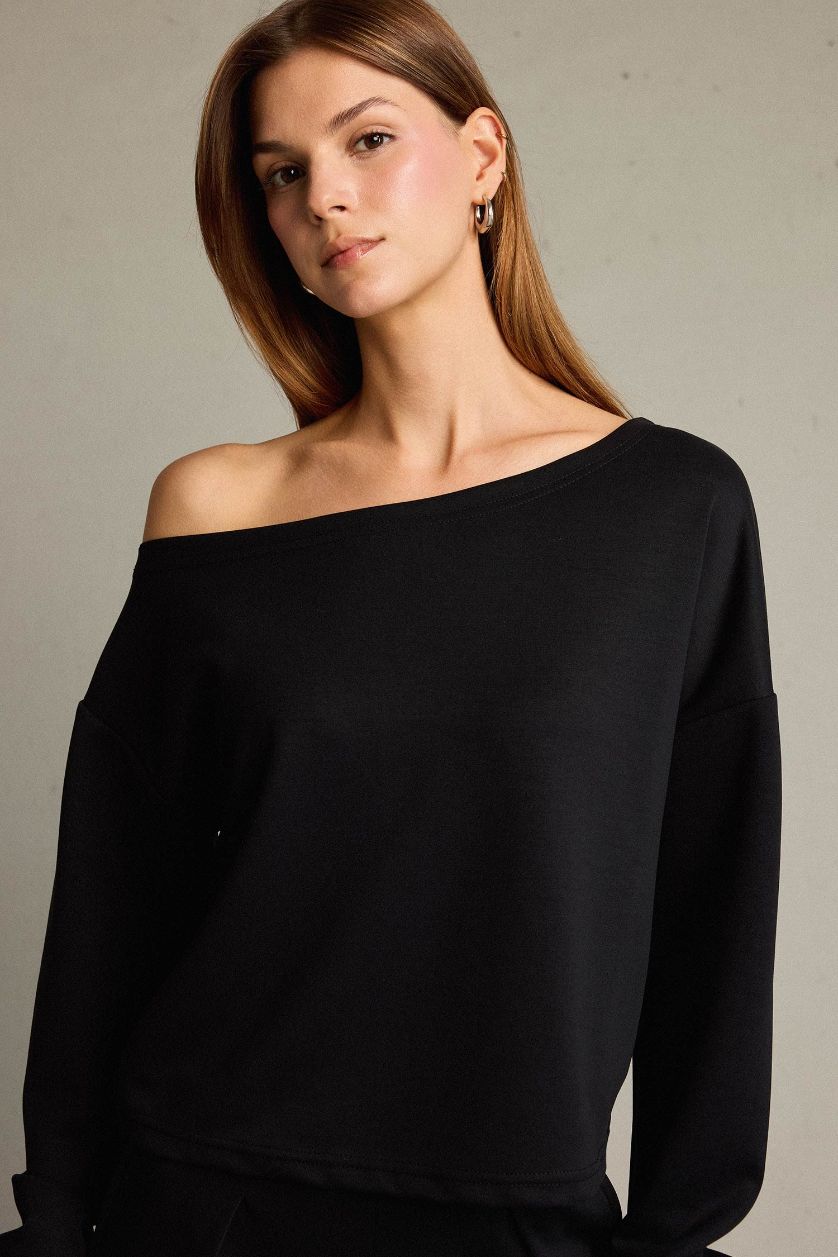 Woman Black Sweatshirt