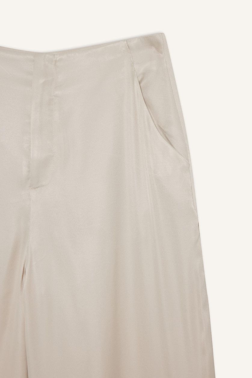 Kadın Ekru Regular Fıt Cepli Bilek Boy Saten Pantolon