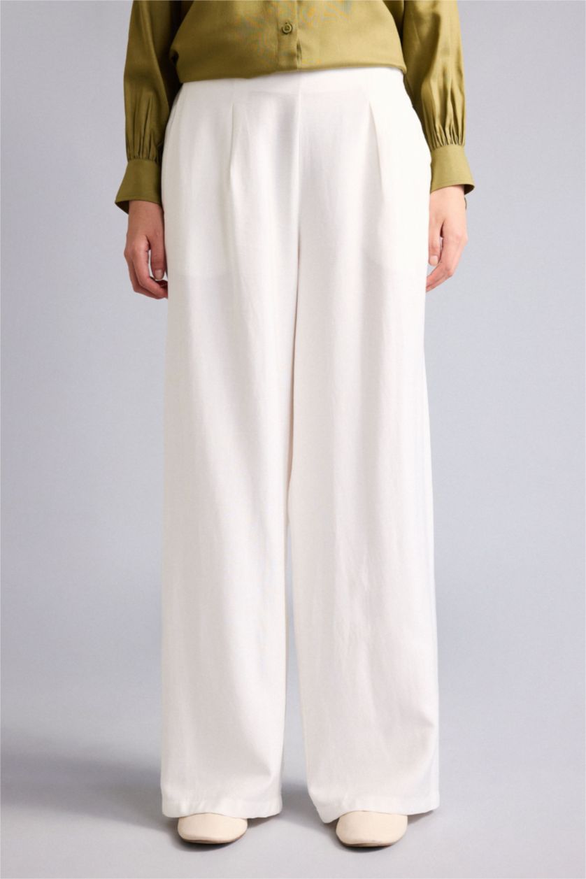 Woman White Regular Fit Trousers