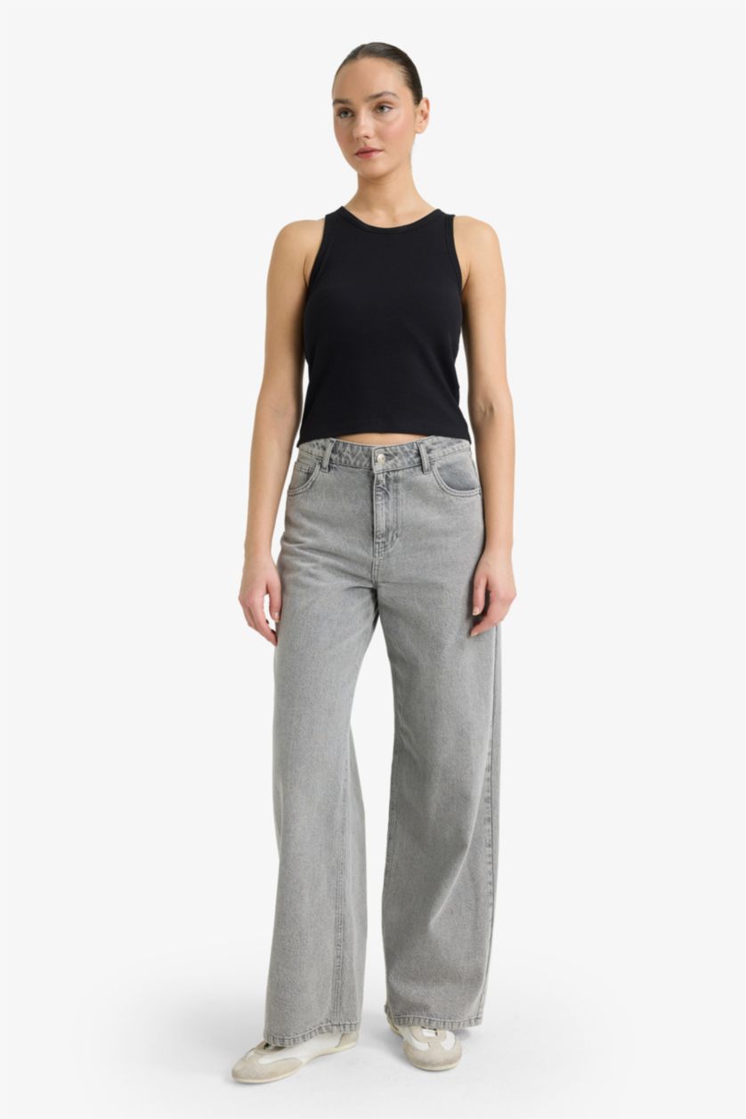 Woman Black Slim Fit Camisole Crew Neck Tank Top