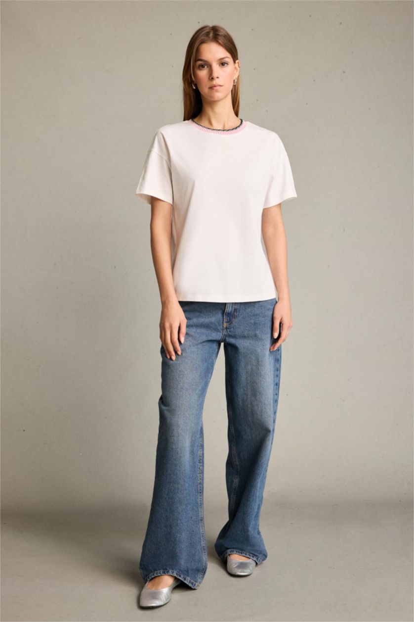 نساء أبيض بلوزة مخططة ردن طويل بياقة مستديرة وأكتاف مكشوفة