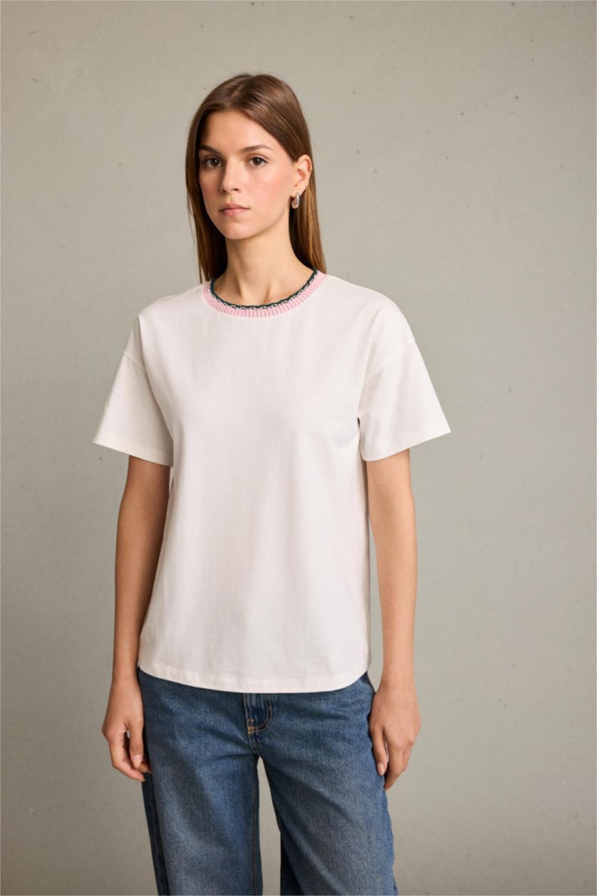 نساء أبيض بلوزة مخططة ردن طويل بياقة مستديرة وأكتاف مكشوفة