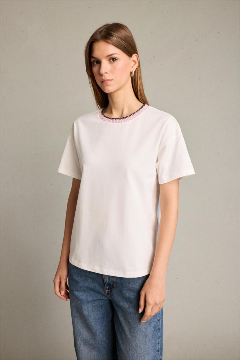 نساء أبيض بلوزة مخططة ردن طويل بياقة مستديرة وأكتاف مكشوفة