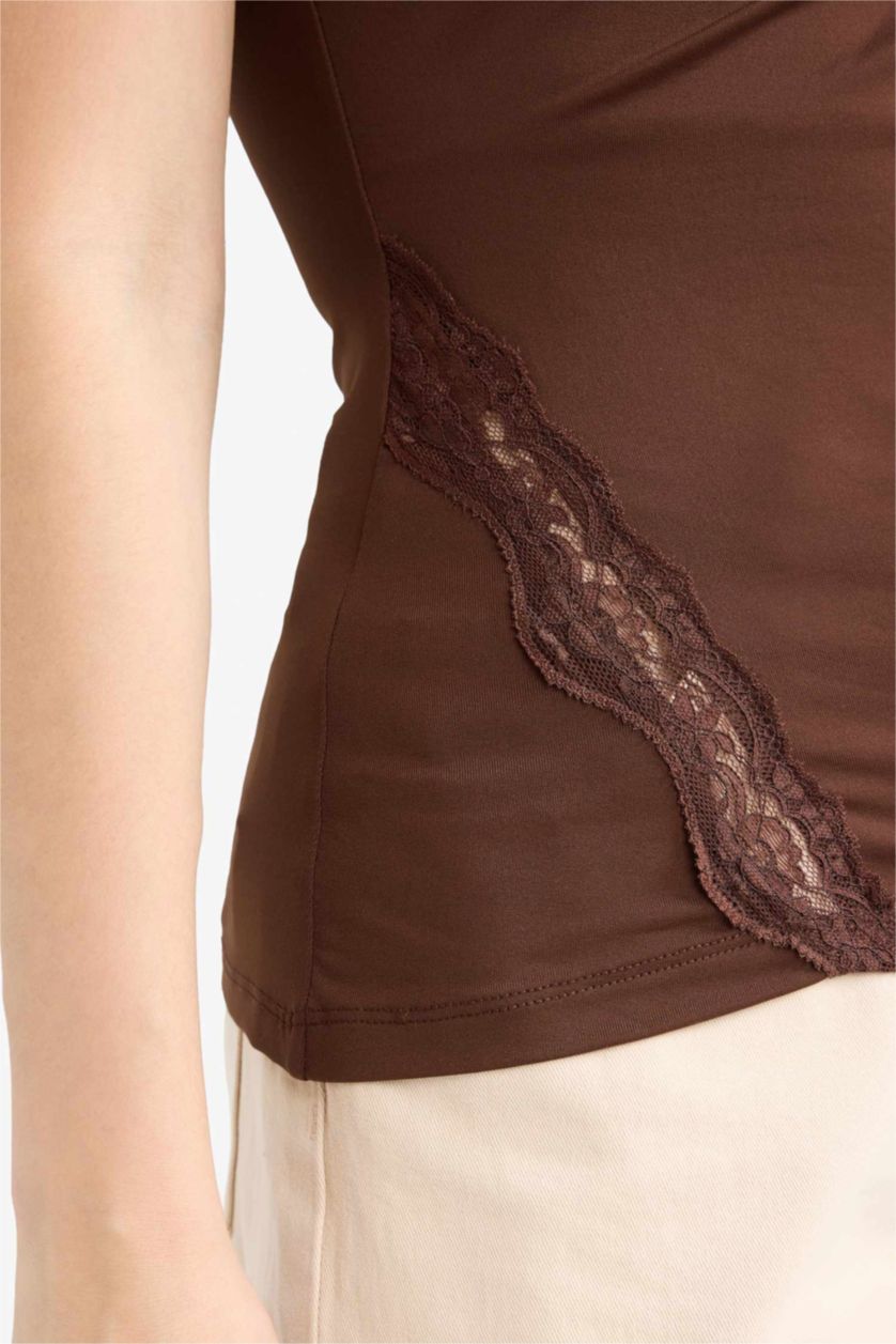 Kadın Kahve Slim Fit Dar Kesim Bisiklet Yaka Dantel Detaylı Kolsuz Bluz